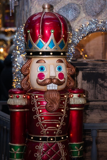 Foto estatueta de quebra-nozes em close-up vermelho ornamento de estatueta de quebra-nozes tradicional do feriado de natal