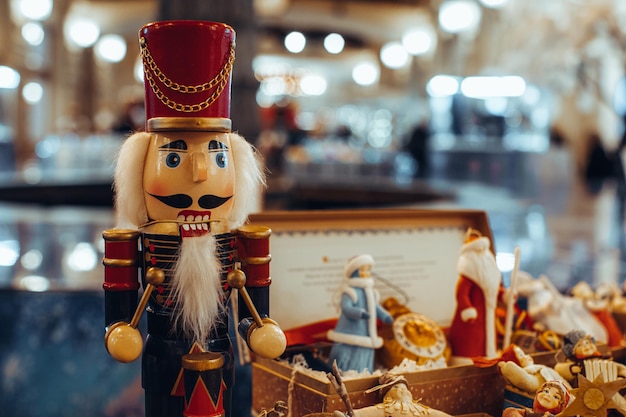 Estatueta de soldado de madeira de brinquedo de Natal Quebra-nozes. Decoração tradicional de festa, detalhes mágicos de passagem de ano.