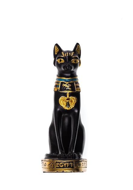 estatueta de um gato egípcio antigo em um fundo branco