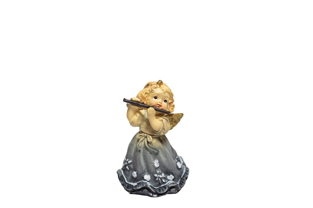 Estatueta de uma menina anjo com uma flauta isolada em um fundo branco