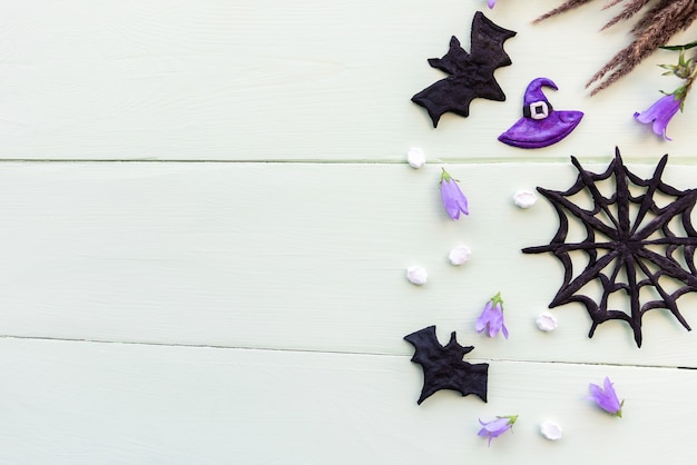 Foto estatuetas de halloween estão sobre uma mesa de madeira, plana