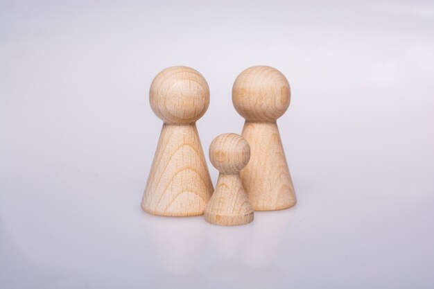 Estatuetas de madeira de pessoas como conceito de família