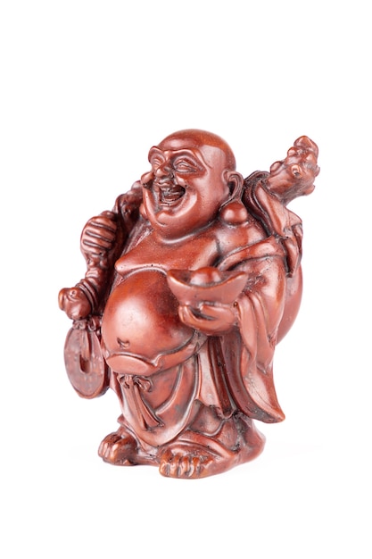 Estatuilla de Buda de Feng Shui Budai, Pu-Tai o Hotei riendo feliz por el dinero y la riqueza sobre un fondo blanco.