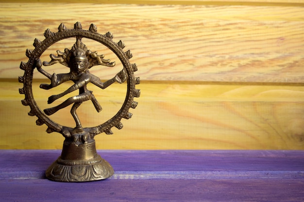 Estatuilla de un dios danzante Shiva Nataraja