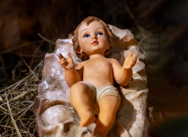Estatuilla de Jesús recién nacido