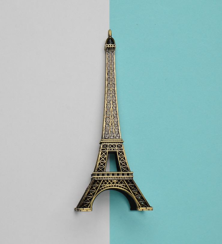 Foto una estatuilla de recuerdo de la torre eiffel. vista superior. tendencia minimalista.