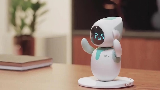 una estatuilla de robot blanca con una camisa azul en ella
