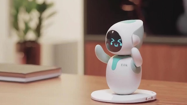 una estatuilla de robot blanca con una cara azul se sienta en una mesa