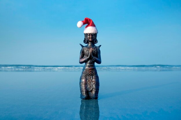 Estatuilla de Santa Budda en el capó de Navidad en la playa