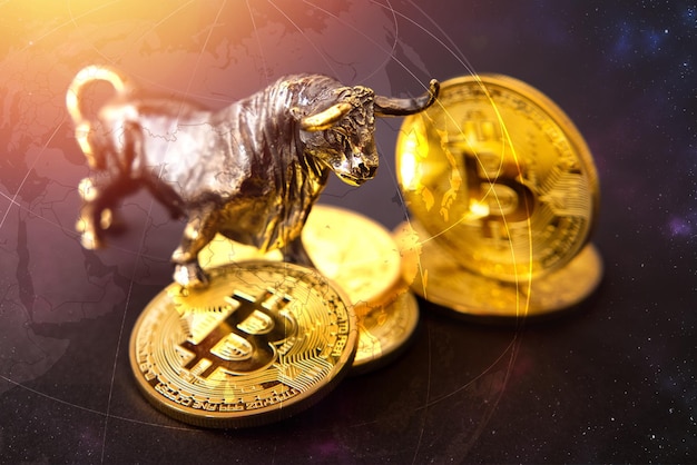 Estatuilla de toro de pie sobre el concepto de bitcoins de visión alcista del futuro de las criptomonedas