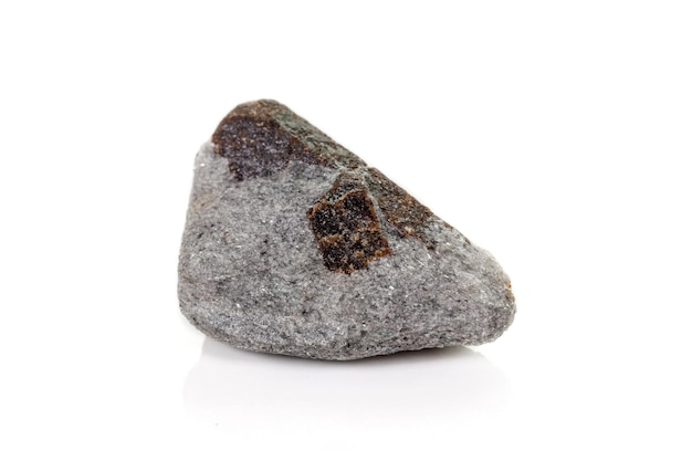 Estaurolita de piedra mineral macro sobre un fondo blanco