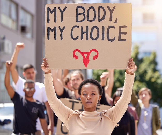 Este é o meu corpo. Foto de uma jovem em um comício segurando um cartaz.