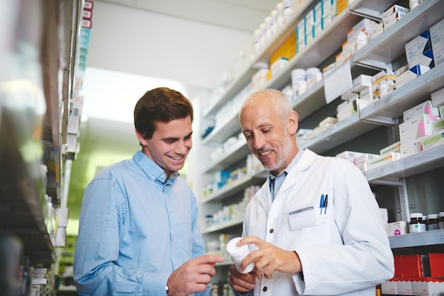 Este é o que você quer Foto recortada de um farmacêutico masculino maduro e bonito ajudando um cliente na farmácia