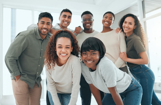 Este é o sorriso de pessoas sóbrias. Foto de um grupo diversificado de pessoas juntas após a terapia de grupo.