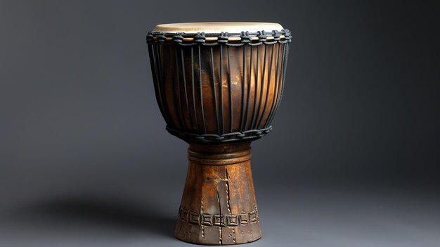 Este é um belo tambor de djembe é feito de madeira e tem uma cabeça de couro bruto o tambor é decorado com esculturas intrincadas