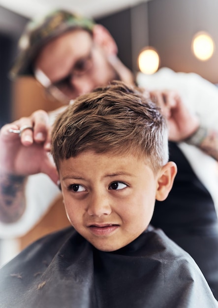 Este penteado está parecendo mais legal a cada minuto que cropped atirou em um adorável garotinho cortando o cabelo na barbearia