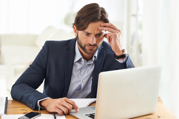 Este vai ser um daqueles dias. um homem de negócios bonito focado em seu trabalho.