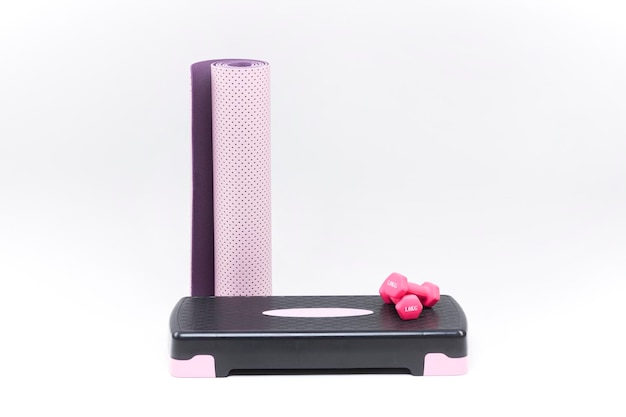 Foto esteira de plataforma de degrau e halteres tapete de fitness rosa plataforma de degrau e halteres rosa