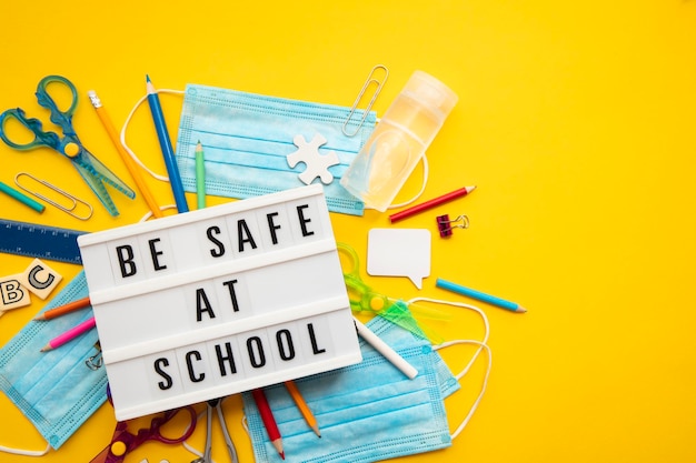 Esteja seguro na mensagem da escola com equipamentos escolares e máscaras covid