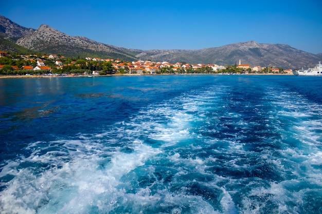 Estela de barco dejando Orebic desde el mar Croacia