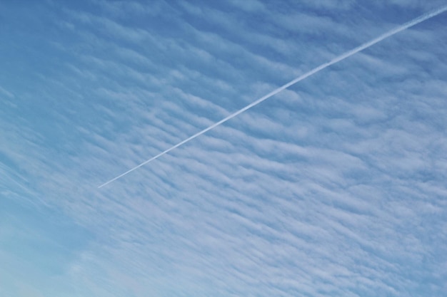 La estela de un jet en el cielo está dejando un rastro de humo.