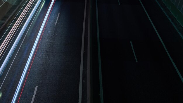 Estelas de luz desde arriba en una ruta de ida y vuelta