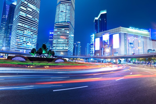 Estelas de luz en la ciudad moderna de shanghai por la noche