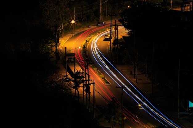 Estelas de luz de coche en la carretera. Imagen de arte. Foto de larga exposición tomada en una carretera
