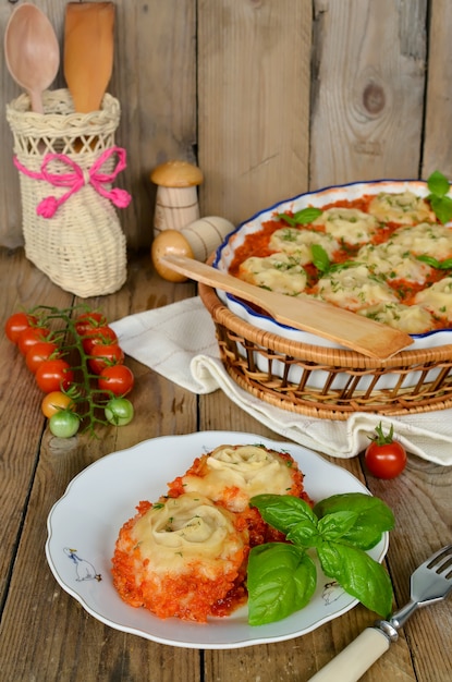 Estenda a massa com carne picada em molho de vegetais