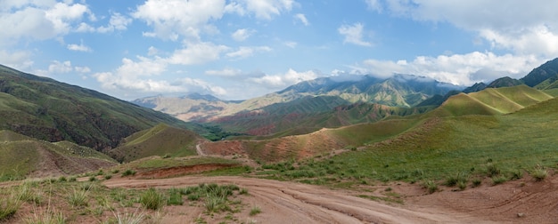Estepa de Kazajstán, Trans-Ili Alatau, meseta Assy, una carretera está en las montañas