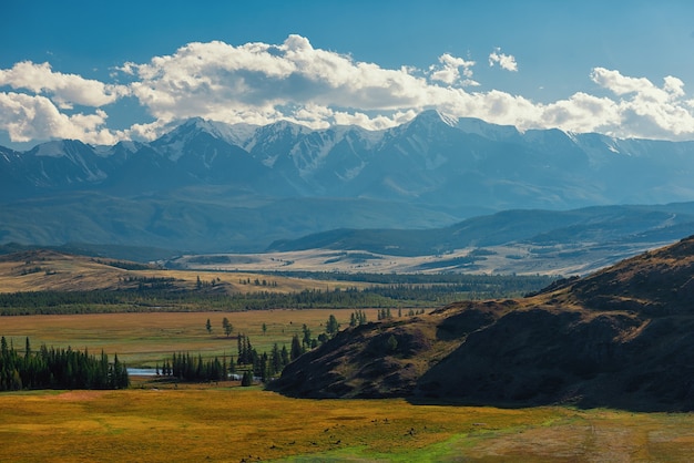 Estepa de Kurai y cresta de North-Chui. Montañas de Altai, Rusia.