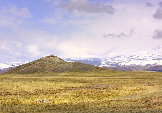 Estepa de Kurai en primavera Ver gazebo en la cima de una colina en medio de la hierba seca