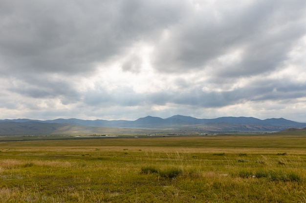 Estepa mongol con cielo nublado. Mongolia