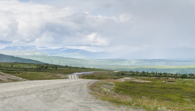 Estepe, colinas e nuvens em tons suaves, jamtland, suécia