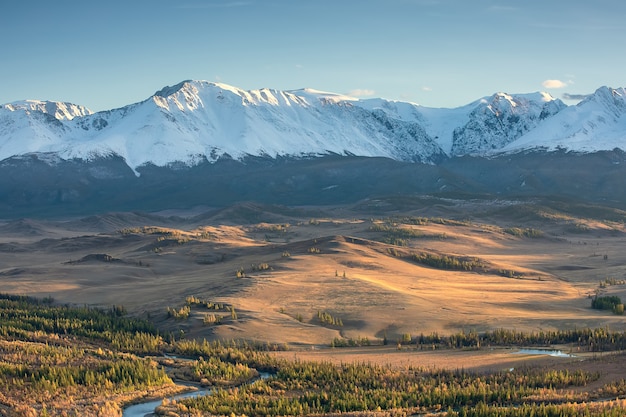 Estepe de kuray e cordilheira coberta de neve no outono, na sibéria. altai. rússia