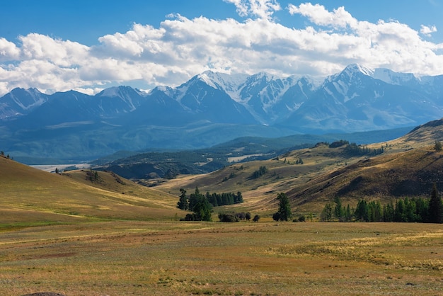 Estepe Kurai e cume Norte-Chui. Montanhas Altai, Rússia.