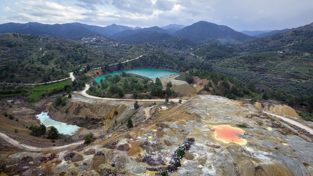 Estéril multicolorido e rejeitos da mineração perto da mina memi a céu aberto abandonada em xyliatos, chipre. esta área é rica em depósitos de cobre e sulfureto