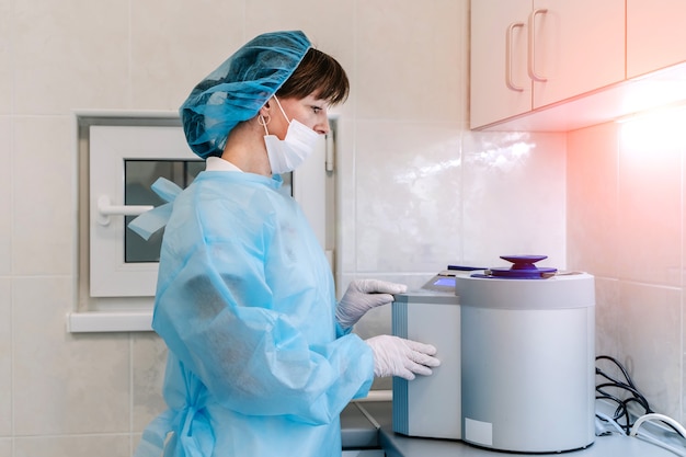 Esterilização de instrumentos médicos odontológicos em autoclave, esterilizador de laboratório de close-up no departamento de esterilização odontológica da clínica odontológica