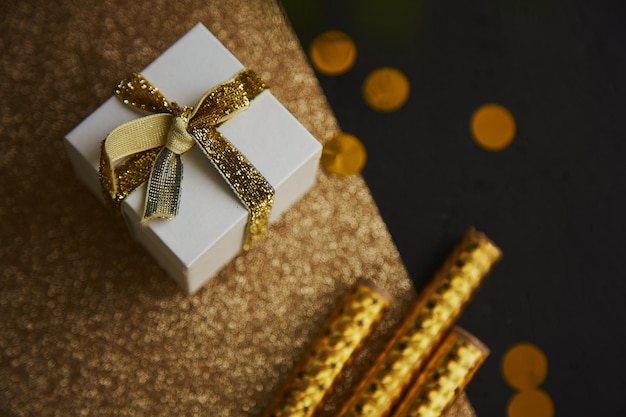Foto estética regalo de navidad sobre fondo negro con adornos brillo brillante