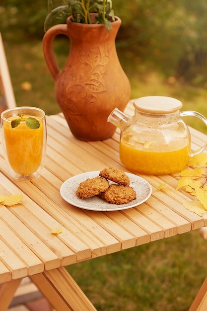 Estética taza de té de otoño de té de espino cerval de mar saludable y galletas de calabaza