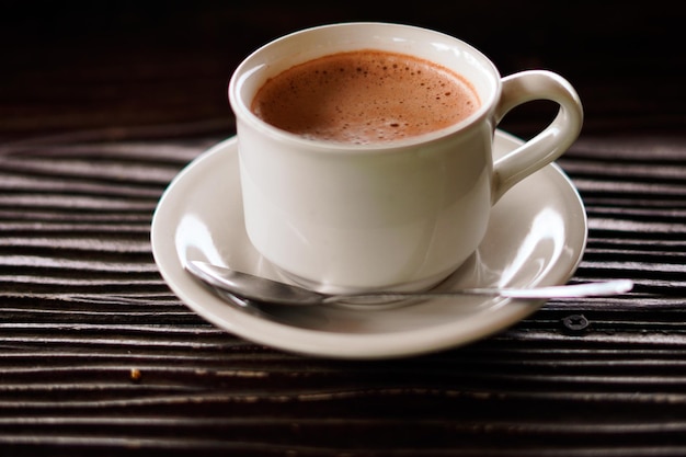 estética uma xícara de café em fundo de madeira