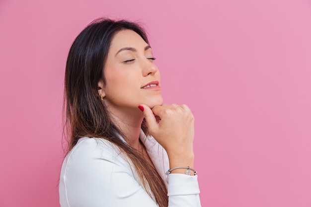 Esteticista esteticista profissional de beleza com mão no queixo representando a beleza