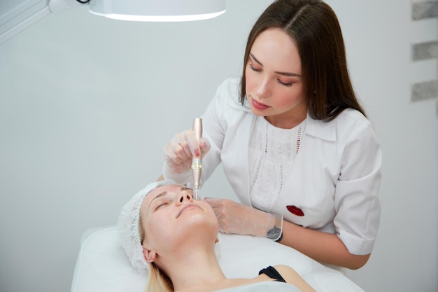 Esteticista faz injeções de mesoterapia spa tratamento de beleza skincare Mulher recebendo cuidados faciais por esteticista no salão spa vista lateral Centro de bem-estar Ocupação de saúde