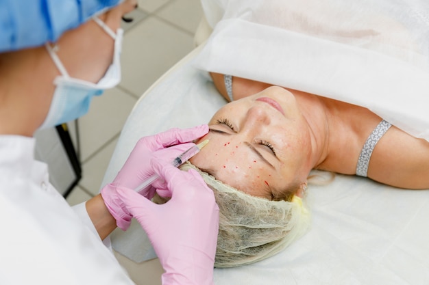 Esteticista fazendo injeção facial