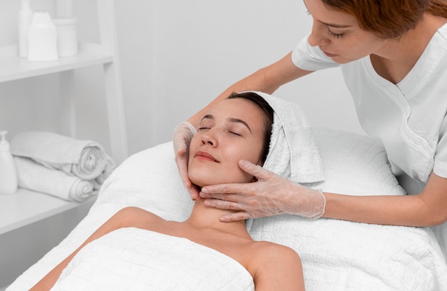 Esteticista fazendo rotina de beleza facial para cliente