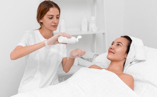 Esteticista fazendo rotina de beleza facial para cliente