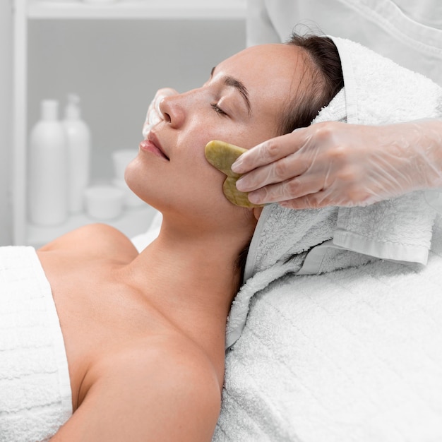 Esteticista haciendo rutina de belleza facial para clienta