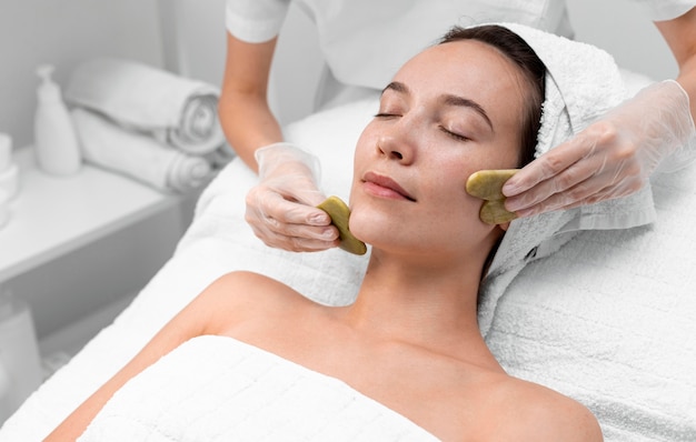 Esteticista haciendo rutina de belleza facial para clienta