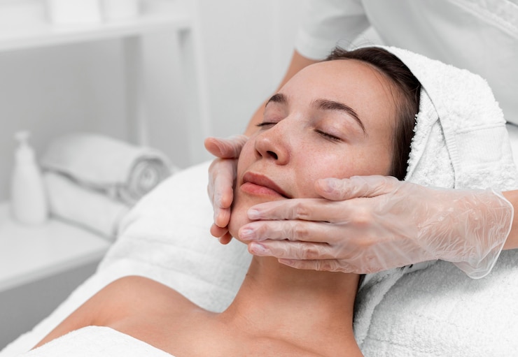 Foto esteticista haciendo rutina de belleza facial para clienta