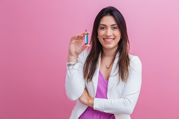 Esteticista médica con botellas de suplementos vitamínicos.